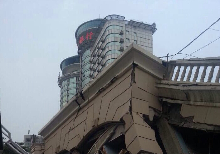 湖北一待拆大樓突然垮塌，萬向重物移動(dòng)器進(jìn)行大量搬運(yùn)作業(yè)